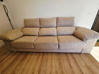 Sofá  gris con cojines y manta de regalo