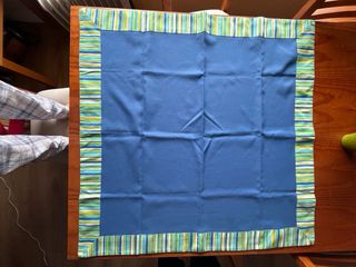 Mantel azul con borde estampado