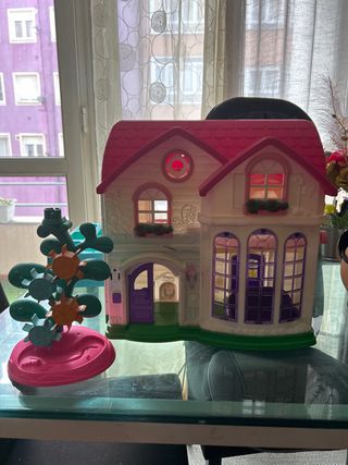 Casa de juguete y árbol