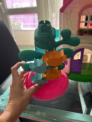 Casa de juguete y árbol