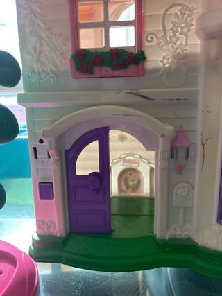 Casa de juguete y árbol