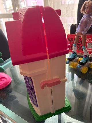 Casa de juguete y árbol