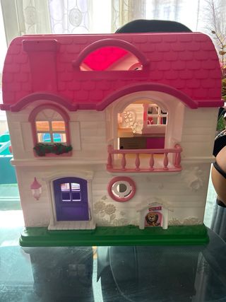 Casa de juguete y árbol