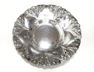 Fuente de alpaca Medhur con motivos labrados