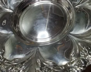 Fuente de alpaca Medhur con motivos labrados