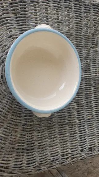 Tegame in terracotta con bordo blu