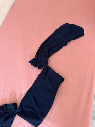 Top azul con mangas acampanadas