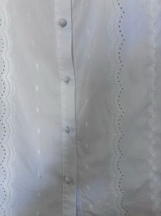 Blusa blanca con volantes y encaje