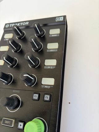 Controlador DJ Traktor Kontrol X1