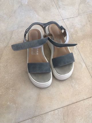 Sandalias negras con tiras brillantes