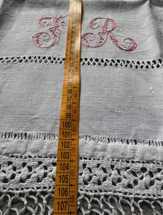 Asciugamano d'epoca ricamato a mano