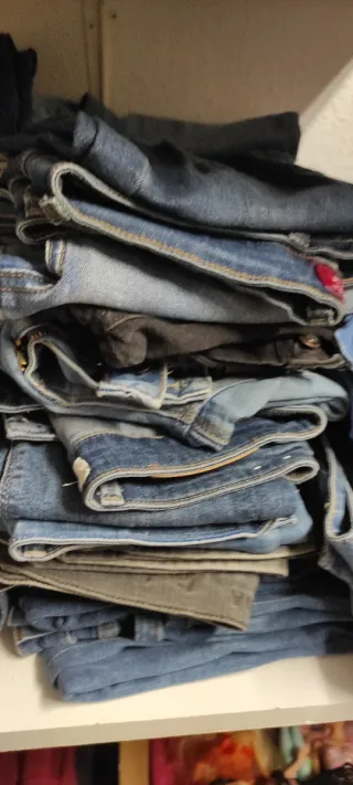 Pantalones vaqueros azules y grises