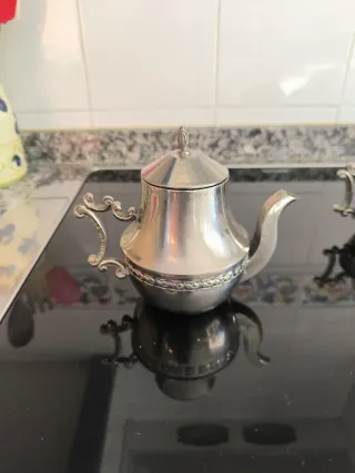 Juego de té de metal y porcelana