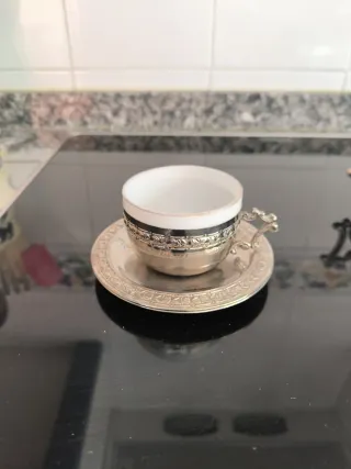Juego de té de metal y porcelana