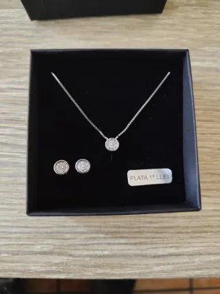 Conjunto collar y pendientes plata de ley.