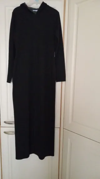 Abito lungo con cappuccio e spacco