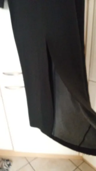 Abito lungo con cappuccio e spacco