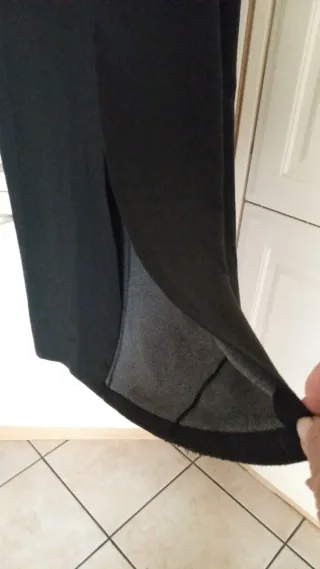 Abito lungo con cappuccio e spacco