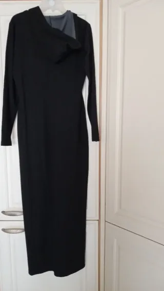 Abito lungo con cappuccio e spacco