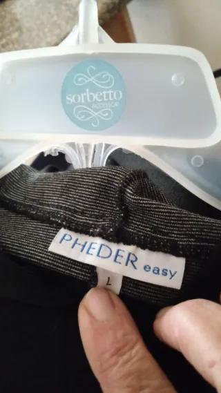 Abito lungo con cappuccio e spacco