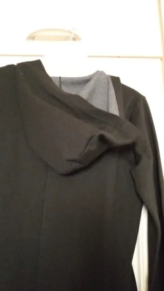 Abito lungo con cappuccio e spacco