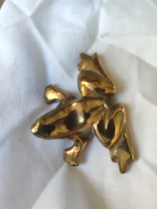 Pequeña figura de rana de como bronce