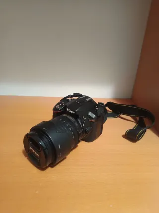 Cámara Nikon D5300 + Batería y Objetivo