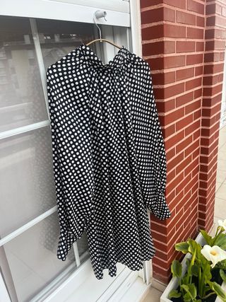 Vestido de lunares negro y blanco
