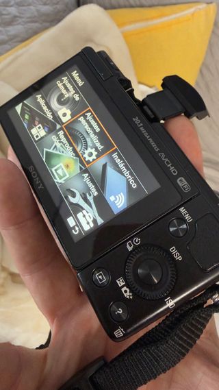 Cámara Sony Negra con Correa a5000