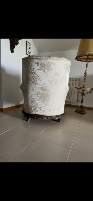 Sillones antiguos de tela y madera