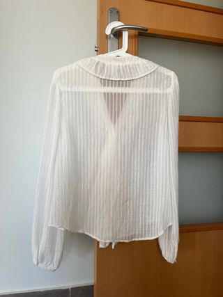 Camisa blanca con volantes