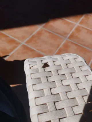 Butaca sillón blanco roto resistente y cómodo.