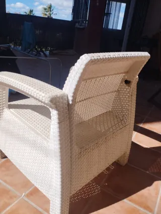 Butaca sillón blanco roto resistente y cómodo.