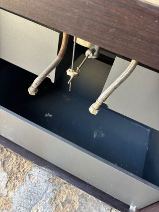 Mueble de baño con lavabo roto