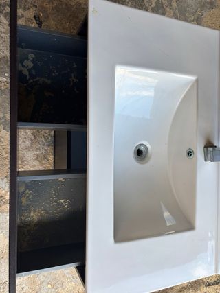Mueble de baño con lavabo roto