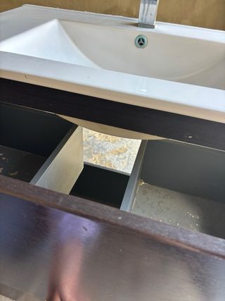 Mueble de baño con lavabo roto
