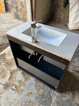 Mueble de baño con lavabo roto