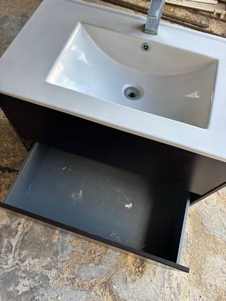 Mueble de baño con lavabo roto