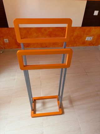 Galán de pie moderno naranja y gris