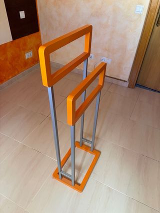 Galán de pie moderno naranja y gris