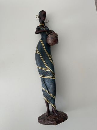 Figura decorativa mujer africana con cántaro