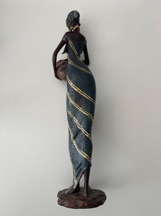Figura decorativa mujer africana con cántaro