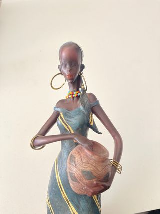 Figura decorativa mujer africana con cántaro