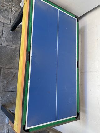 Futbolín de madera amarillo