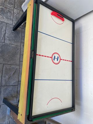 Futbolín de madera amarillo