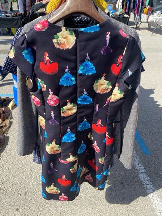 Vestido negro estampado figuras