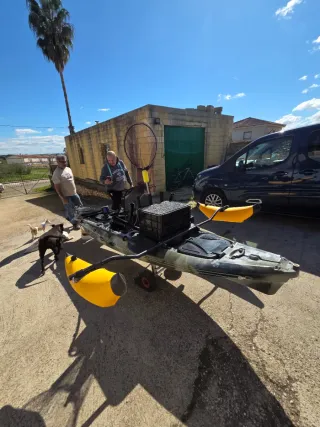 Kayak de pesca con accesorios