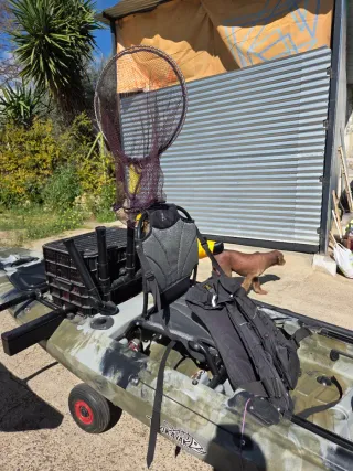 Kayak de pesca con accesorios