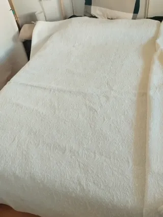 2 Colchas algodón, blancas con diseño floral