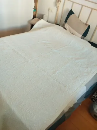 2 Colchas algodón, blancas con diseño floral